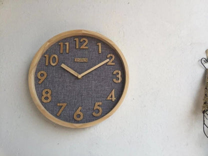JIYUERLTD Horloge murale silencieuse 12 pouces avec chiffres en bois 3D, mouvement à quartz sans tic-tac, visage en lin et cadre en bois pour la maison, le bureau, la salle de classe